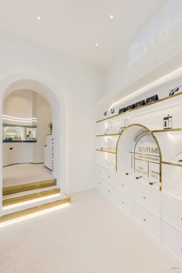 미니멀 화이트 톤의 프리미엄 향수 부티크 매장